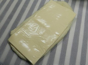step4: 麵團橄長，鋪上兩片起司~