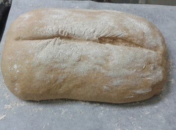 step6: 在麵糰上灑上少許麵粉，用刀在中間切一刀，放入烤箱220度C 焗20分鐘，然後轉200度C再焗20分鐘或至熟透