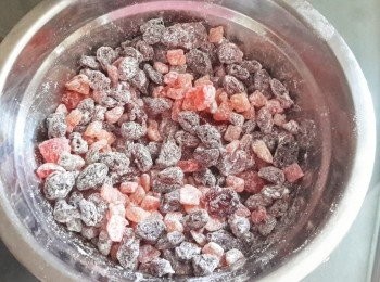 step1: 先用額外兩湯匙的中筋麵粉與水果乾拌勻，這可防止水果乾遇熱沉底