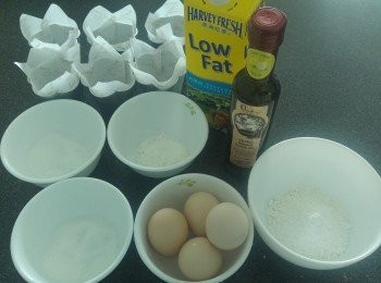 step1: 材料份量約有6至8個, 將低筋麵粉和粟粉混合再過篩, 紙杯放入焗杯內, 預熱焗爐爐温120度。