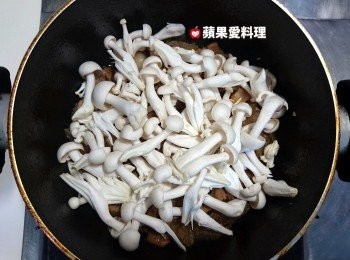 step4: 打開鍋蓋，放入菇菇，蓋鍋蓋燜3分鐘。