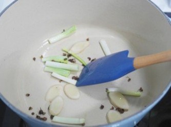 step2: 取一鍋放入花椒炒出香味後放入蔥段及薑片!!