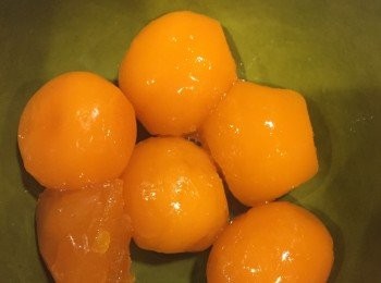 step3: 將玫瑰露酒倒進蛋黃中。
