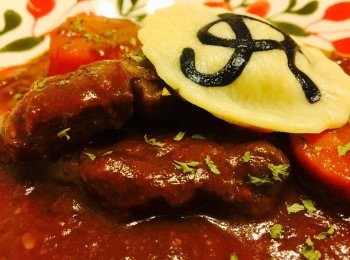 step6: 取出後把牛及紅蘿蔔放在碟上，用濾網過濾汁及擠壓蒜頭。最後撒上適量胡椒粉及parsley。