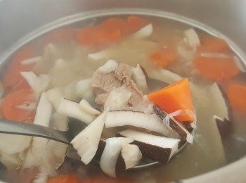 step5: 1.5小時後，倒入百合和椰子水煲0.5小時，加入少許鹽調味即可飲用