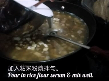 step6: 將剛煲滾的1000克水及預先盛起的芋頭粒倒入已浸的芋料內拌勻, 然後將粘米粉漿倒入拌勻。
Add 1000g boiling water and taro in little bowl into the soaked taro. Mix well.  Pour in rice flour batter and mix.