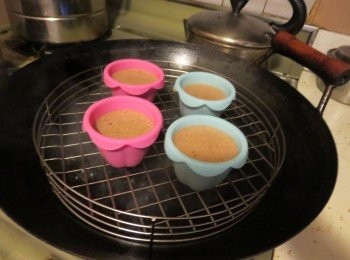 step8: 蛋糕糊静置的时侯,可以在锅内烧开水了,放上蒸架.把容器放入,盖上锅盖,用中火蒸20分钟.蒸好后,要等1分钟再开盖.