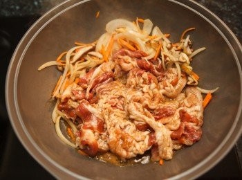 step5: 將醃製後的豬五花與醃料一起入鍋炒熟。