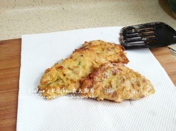 step10: 盛起放在廚紙上吸取油份 , 上碟後再灑上蔥絲即可