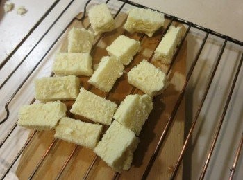 step3: 挖空的部分切成方塊進烤箱