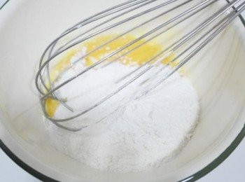 step2: 接著倒入鬆餅粉及牛奶!!攪拌均勻接著揉成麵糰無粉粒狀態!!!