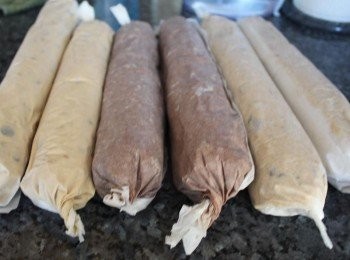 step8: 多餘的餅乾麵團可以 餅乾麵團放入烤盤紙 捲成筒狀 放入冷凍庫