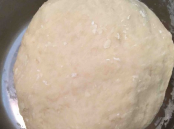 step2: 將所有材料，除黃油與<span class="group_2">輔料</span>外，拌勻揉成麵團，蓋上保鮮膜發酵10分鐘。