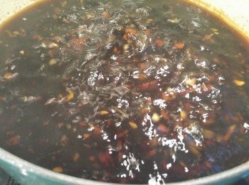 step5: <span class="group_2">上色豉油汁</span>煮滾後,蓋上蓋慢慢煮到乾蔥蓉軟化。