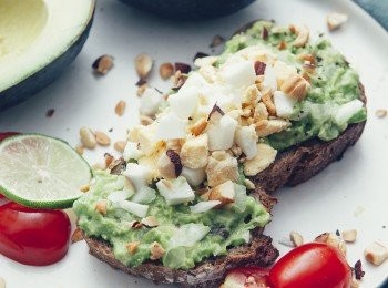 step4: 在麥包面層塗上牛油果醬，再於上碎蛋，最後再灑上已用鍋輕輕烘過的果仁即成。