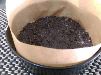 step2: 活動蛋糕模鋪上烘培紙把混合好的<span class="group_3">餅底</span>壓進模內，放進冰箱備用