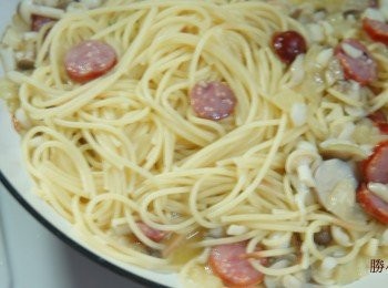 step8: 煮好的麵條也放進來 加一些燙麵水進來繼續翻動