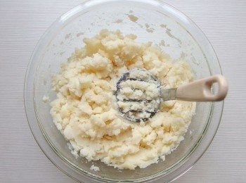 step5: 用搗泥器或叉子將馬鈴薯壓碎。(趁馬鈴薯溫熱時)