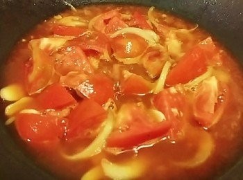 step5: 放入蕃茄略炒後加入蕃茄醬拌勻加入可淹過蕃茄的水量及醬油 糖 煨煮至蕃茄軟化