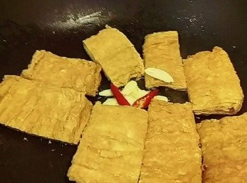 step3: 完成上一步驟後即可放入蒜片及辣椒爆香