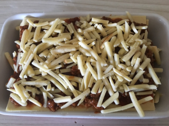 step8: 我放了四張麵皮，一層肉醬一層芝士，依次重複四次。