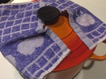 step7: 在蓋和煲之間放一條乾淨的布，以防倒汗水流回豆花影響成果