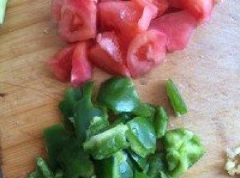 step3: 把西紅柿和青椒切好備用！