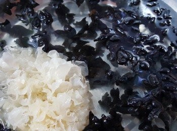 step1: 先將雲耳洗淨，熱水浸一會。