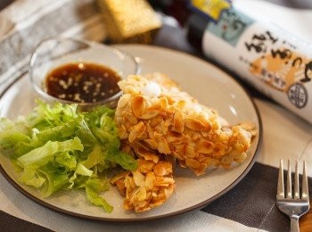 step6: 最後將生菜與<a href="https://bit.ly/3EZL8dD" target="_blank" data-keyword="雞胸" class="guide-link"><strong>雞胸</strong></a> <span style="display:inline-block;vertical-align:middle;margin-top:-3px;color:initial;border-radius:3px;padding:2px 3px;font-size:12px;line-height:14px;background:#87d300;color:#fff;">即買</span> 肉盛盤，並搭配上和風沙拉醬就完成了喔。