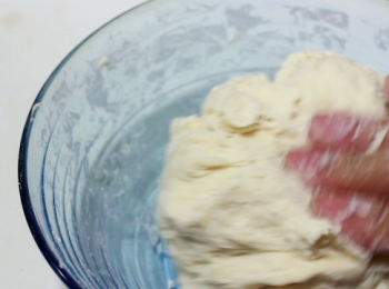 step4: 在面團上加上一些食用油, 再以保先膜蓋上, 不被風乾。這是酥油餅, 用油多少都沒關係。醒面的時間不用刻意計算, 以準備酥油及蔥的時間就差不多了。約在20分鐘左右。