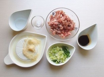 step1: 準備水餃內餡:將青蔥切成蔥花,胡蘿蔔磨成細絲,嫩薑磨成泥