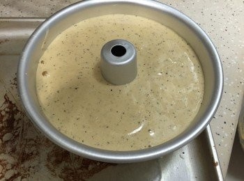 step9: 入六吋活動底模,在離枱約六吋位置"dun"二至三次(勿過度至空氣消泡)