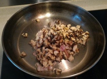 step3: 先爆香蔥頭及冬菇，加點米酒