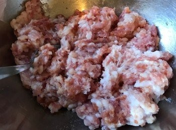 step3: 將牛肉和豬肉混合,然後下調味,加入咖喱粉,黃姜粉和紅椒粉, 炒熟, 再加入洋蔥