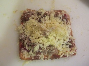 step4: 放马苏里拉芝士碎，180度烤10分钟就好了。面包片吃起来脆脆的，好香哦 ˇˍˇ ～