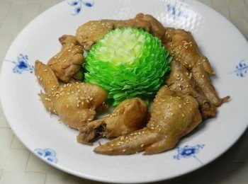 step7: 用漂亮的盤子，盤中間擺上一朵漂亮的花朵，雞翅與雞腿圍著花朵擺飾，然後灑上一點白芝麻，這樣是不是有花開富貴的感覺呢！