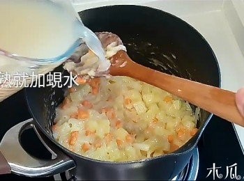 step3: 加水，水要蓋過材料，當薯仔煮軟後，就加入蜆水，要續少加入，試味，鹹味夠了就停 (**如果唔夠湯汁，可以另外加水)