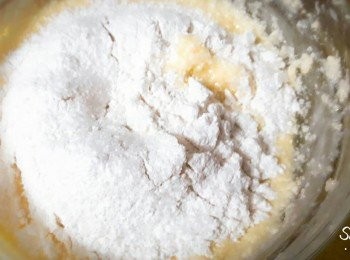 step5: 加入過篩的麵粉和泡打粉拌勻 ( 輕輕拌即可 , 拌到沒粉氣即停 )