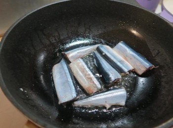 step1: 秋刀魚清洗去掉頭尾 切段兩面乾煎
