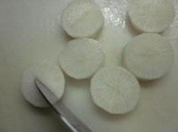 step1: 白蘿蔔削皮切成塊狀,在中間切一刀加速入味.
雞翅也在中間劃二刀縮短入味時間