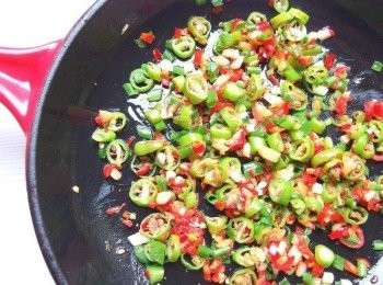 step5: 使用紅辣椒及糯米辣椒可增加香氣但不會太辣,這道香炒辣椒末還可加入肉丁變成一道很棒的開胃小菜喔!