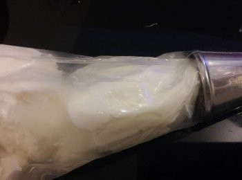 step6: 將軟雪糕放入唧花袋內,唧出軟雪糕後裝飾。