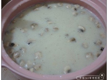 step3: 將2加入牛奶，以小火加熱，中途必須不斷攪拌以免黏鍋，微滾後加入蘑菇，煮熟後即可熄火，加入調味料拌勻。