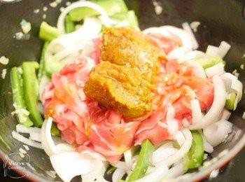 step4: 加入肥牛及沙嗲醬炒至肥牛7成熟