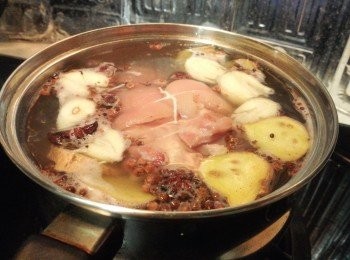 step5: 下豬手卷，加水至可以蓋過豬手, 大火煮滾後，轉小火煮約 30 分鐘，反面再煮約 30 分鐘