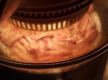 step2: 光波爐預熱220度用高架,將鴨舌放在牛油紙或錫紙上,先波6分鐘,再兜一兜波多4分鐘(如用焗爐先預熱焗爐230度10分鐘,放入鴨舌焗約12-15分鐘)(亦可將鴨舌煎熟)