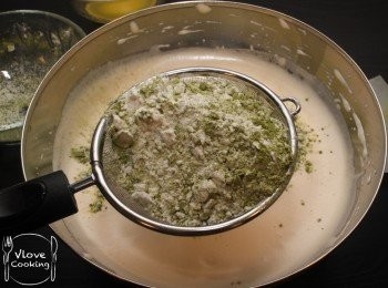 step5: 將綠茶粉加入低筋麵粉拌勻, 然後過篩