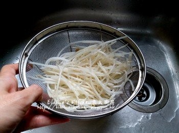 step6: 期間鑊中燒滾水 , 加入銀芽拌勻蓋上蓋灼3分鐘後沖洗及瀝乾