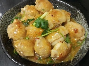 step11: 做法：

先將急凍蝦拍散打成蝦膠，放入雪櫃冷凍 30 分鐘，再將蝦膠同免治豬肉，少少雞粉，糖，黑椒，麻油，胡椒粉，生粉，芫茜，蔥粒，乾蔥撈混再冷凍 30 分鐘，將雞中翼去骨用少少雞粉醃 20 分鐘，預備牙籤取出冷凍的蝦膠，將<a href="https://bit.ly/3zHU5V3" target="_blank" data-keyword="雞翼" class="guide-link"><strong>雞翼</strong></a> <span style="display:inline-block;vertical-align:middle;margin-top:-3px;color:initial;border-radius:3px;padding:2px 3px;font-size:12px;line-height:14px;background:#87d300;color:#fff;">即買</span> 用牙籤先封好一邊，再釀入約會1茶匙蝦膠，再用牙籤封好，全部<a href="https://bit.ly/3zHU5V3" target="_blank" data-keyword="雞翼" class="guide-link"><strong>雞翼</strong></a> <span style="display:inline-block;vertical-align:middle;margin-top:-3px;color:initial;border-radius:3px;padding:2px 3px;font-size:12px;line-height:14px;background:#87d300;color:#fff;">即買</span> 釀好後，用中細火起油鑊，慢煎雞中翼至金黃色及熟透上碟，再用蒜頭，乾蔥，薑絲起鑊，再加入雞醬辣椒油，少少糖半碗水煮滾，再將雞中翼回鑊，再滾起後少少麻油，芫茜，少少生粉水埋芡，完成 。

（起出的雞骨不要掉，可作煲湯材料用，