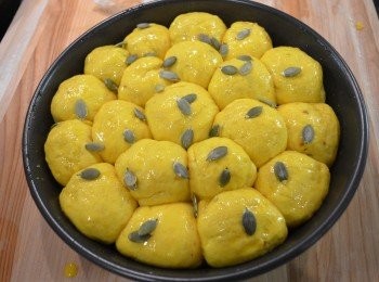 step13: 13. 發酵完成後，在表面抹上一層蛋液，再放上適量南瓜子。